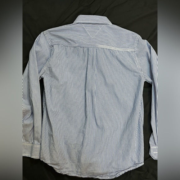 Tommy Hilfiger Boys Striped button-down shirt. Size 12/14. - Picture 3 of 8